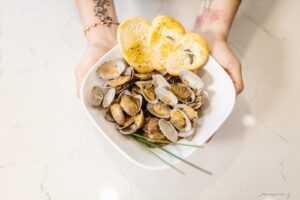 Fresh, cooked clams served with garlic bread